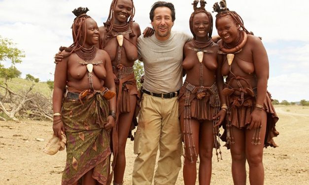 Des peuples AUTOCHTONES photographiés par Jaime Ocampo R. forment un arc-en-ciel