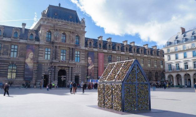 Sculpture de Carmen Mariscal avec les cadenas des ponts de Paris
