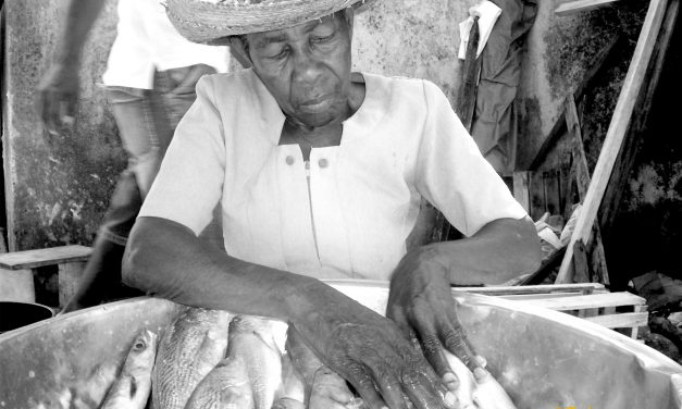 “Las Platoneras” de Buenaventura (Colombie) parcourent la ville en vendant leurs produits