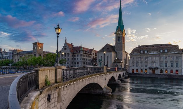 Conférence de NICOLAS G. HAYEK : pourquoi la Suisse n&rsquo;intègre-t-elle pas l&rsquo;union européenne