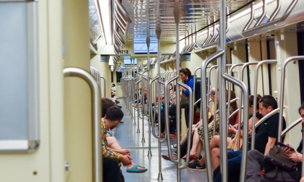 El arte de trabajar rapeando en el metro de Chile