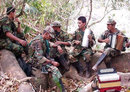 Un guerrillero también debe saber cantar