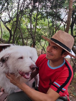 Moises avec son chien Polo