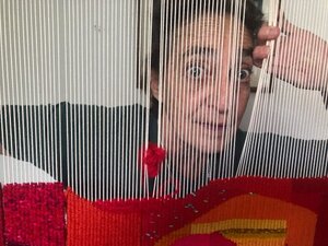 Pia Kalfon réalisant une œuvre d'art