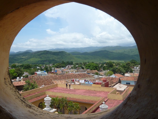 Imagen de un pueblo a través de una ventana