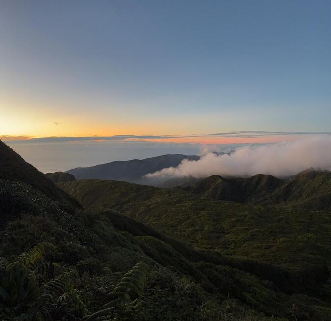 Imagen de una montaña con nubes
