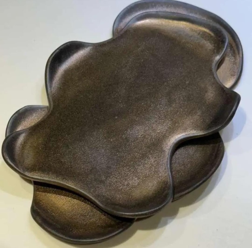Pièce artisanale aux formes organiques présentée dans le cadre d’ARTISAN LATINO.