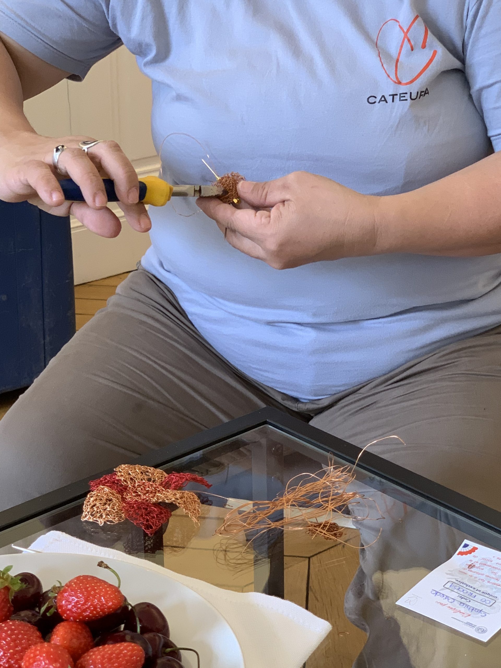 Artisane de Cateura Accesorios travaillant à la fabrication d'un bijou recyclé
