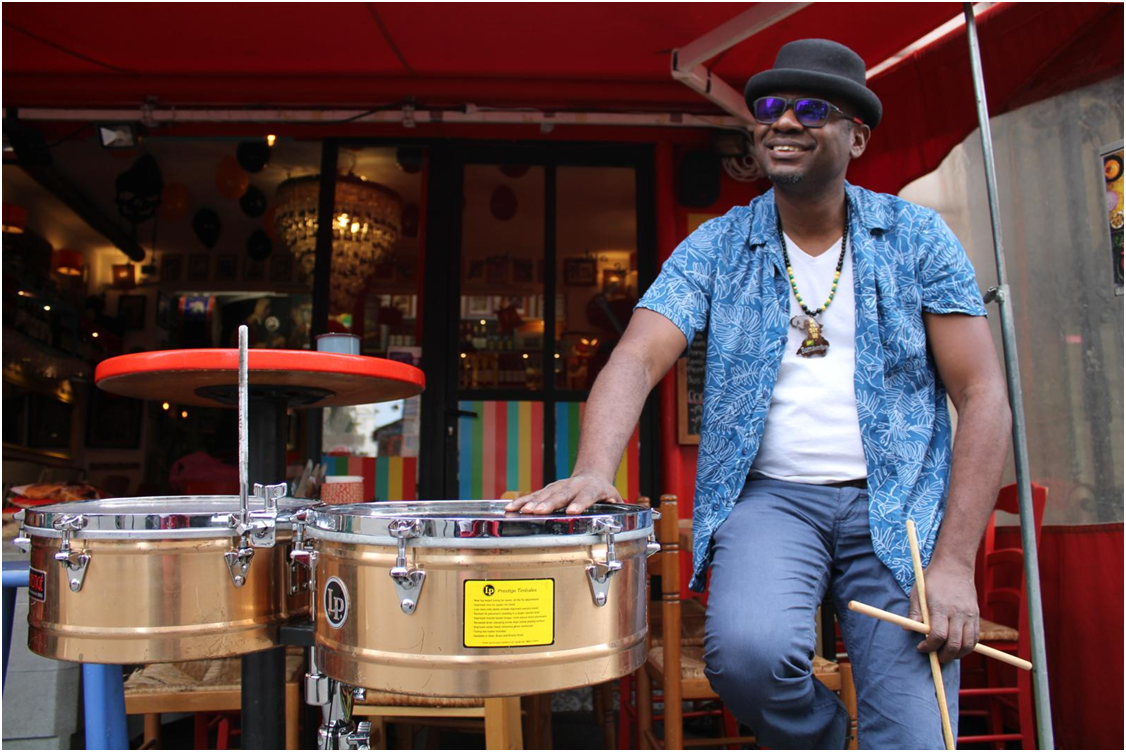 Jim López aux timbales lors de Toros y Salsa 2026