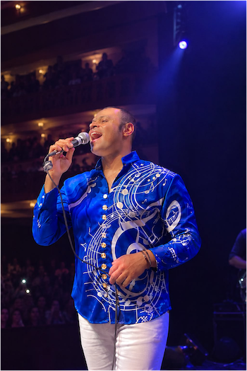 Nando Vanin chantant sur scène lors d’un concert de salsa