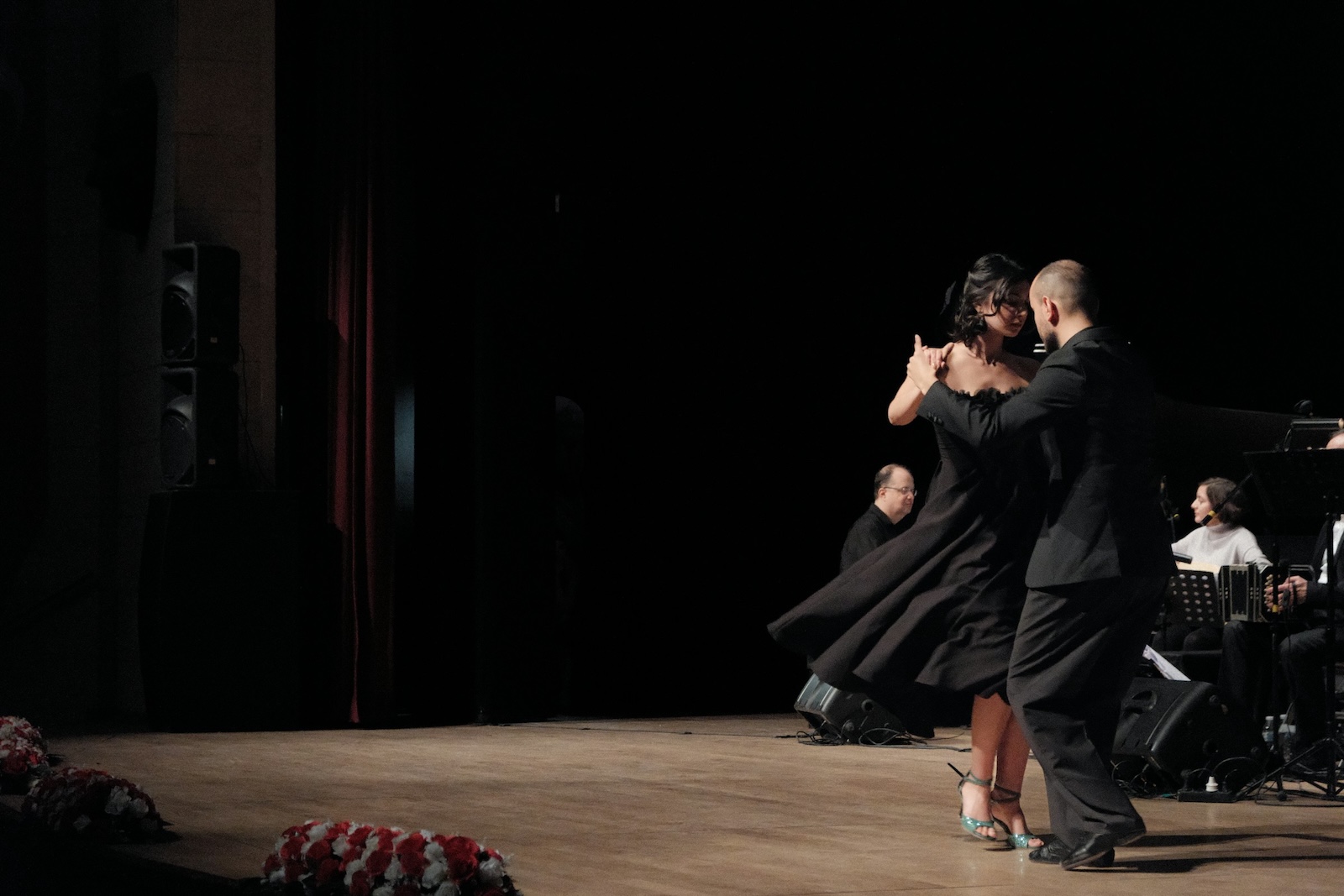 Couple dansant le tango sur scène